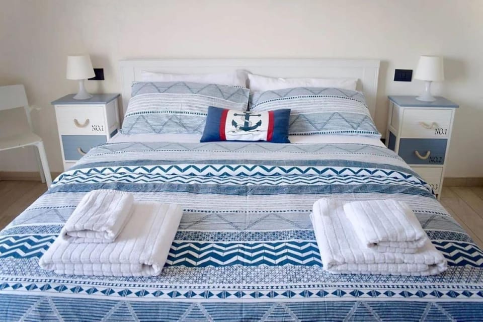 Bed, Bedroom, towels
