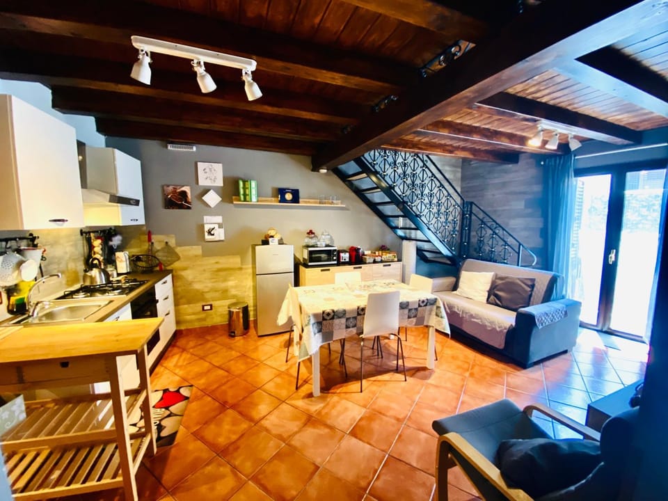 Kitchen or kitchenette, Living room, Seating area, Dining area, minibar