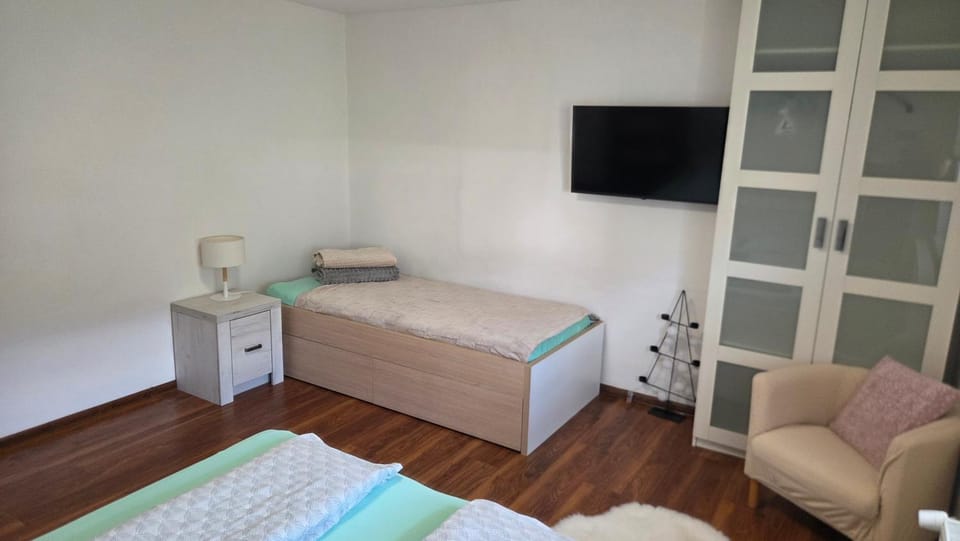 TV and multimedia, Photo of the whole room, Bedroom