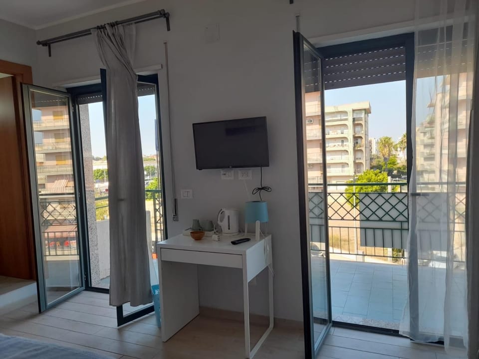 Bed, TV and multimedia, View (from property/room), Balcony/Terrace, Photo of the whole room, Bedroom