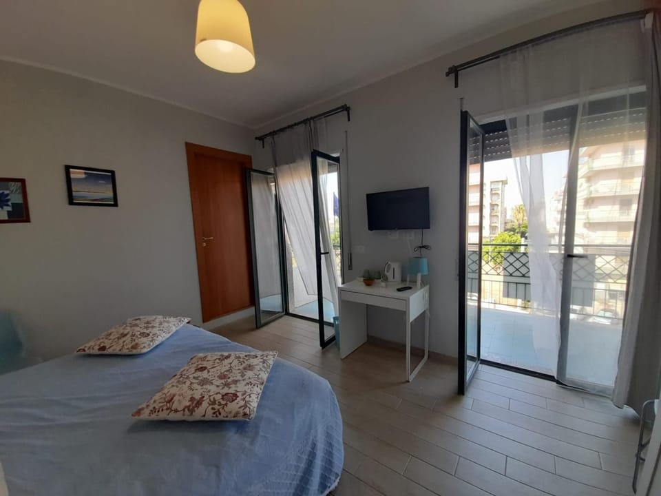 Bed, TV and multimedia, Balcony/Terrace, Photo of the whole room, Bedroom