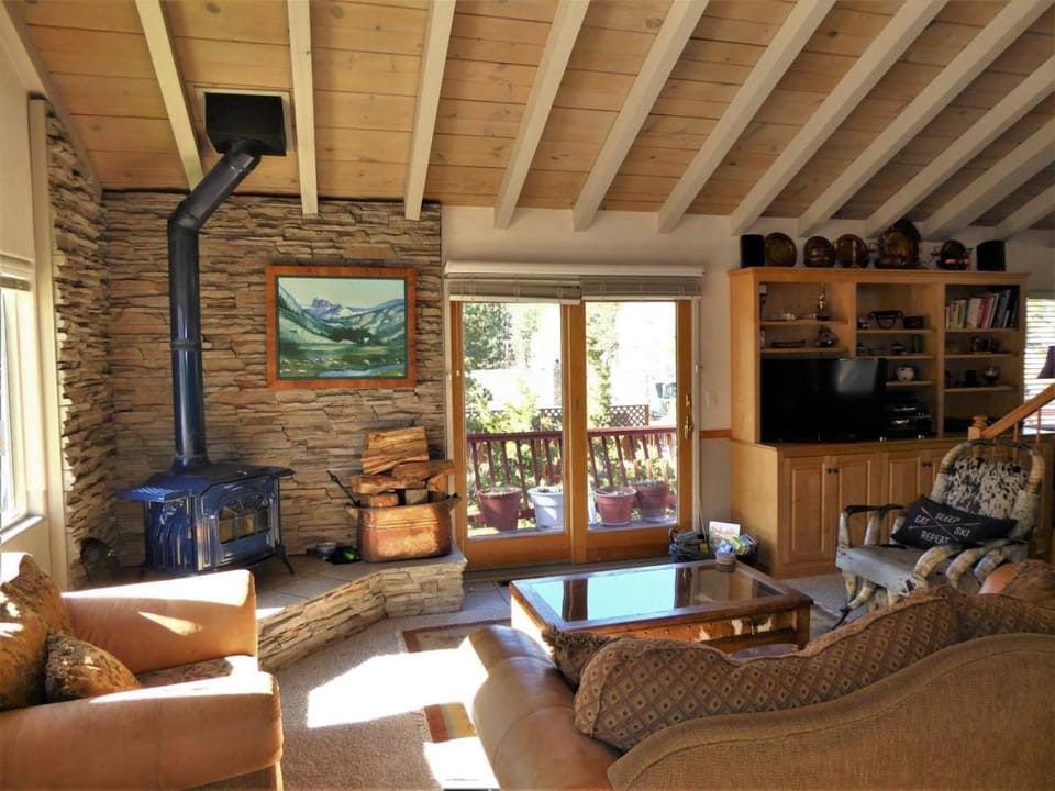 Dream Getaway-Secluded Hot Spa-Walk to Village-Walk to Pineknot Trailhead-Plus King Bed! House in Big Bear