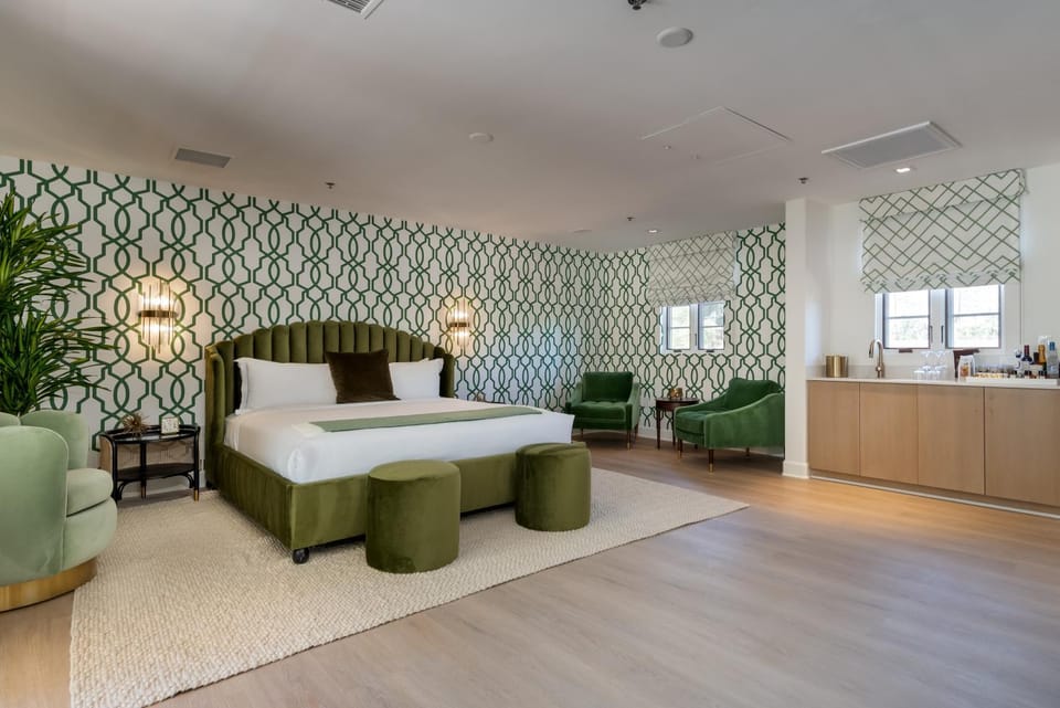 Bed, Photo of the whole room, Seating area, Bedroom, minibar
