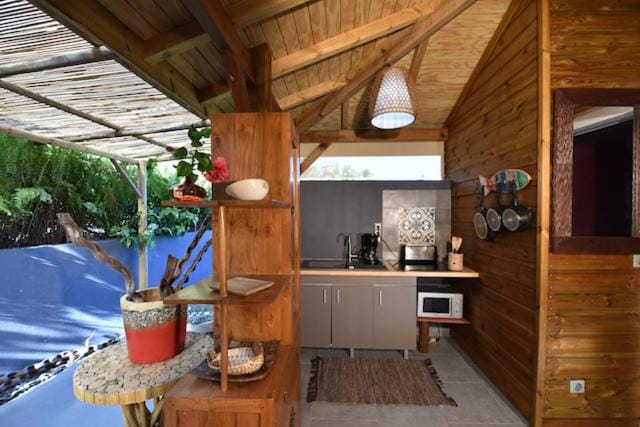 Patio, Kitchen or kitchenette, Living room