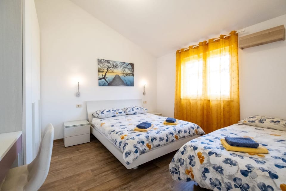 Bed, Bedroom, towels