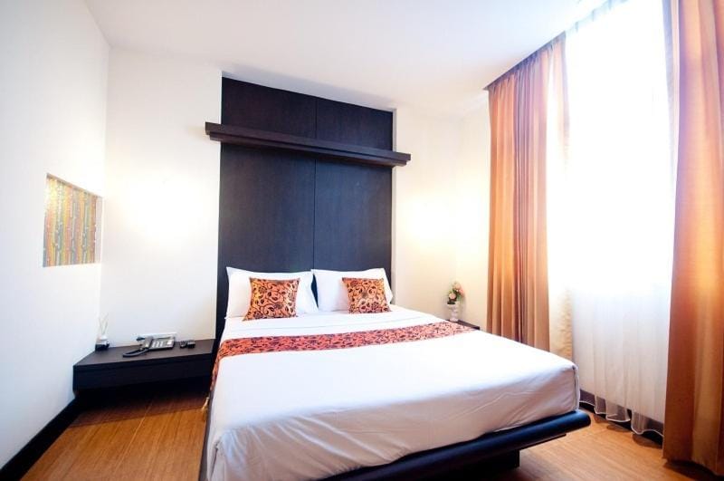 Siam Paradise Entertainment Complex Hotel in Bangkok