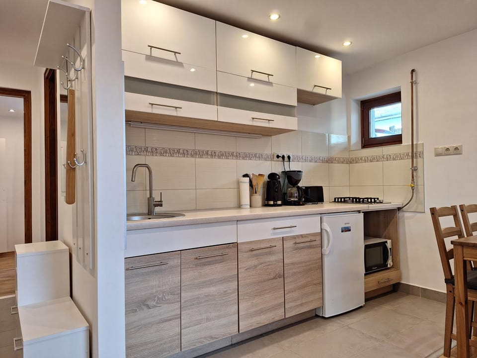 Coffee/tea facilities, Kitchen or kitchenette, stove, toaster