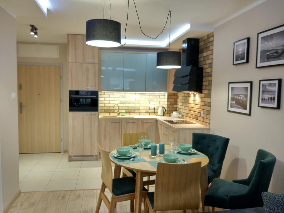 Kitchen or kitchenette, Dining area