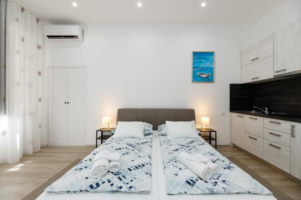 Bed, Kitchen or kitchenette, Bedroom