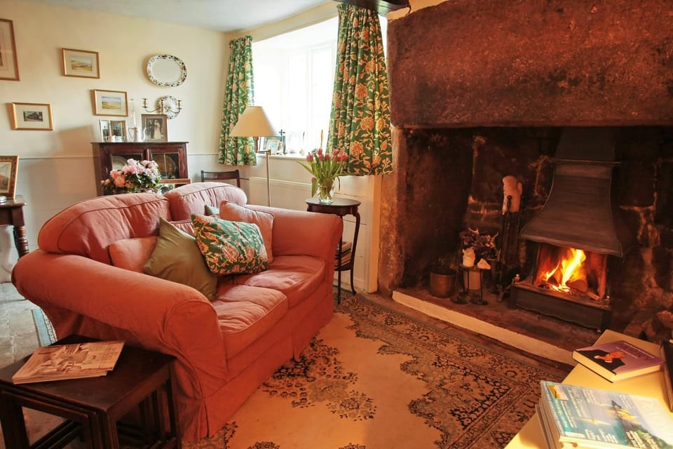 Living room, Photo of the whole room, Decorative detail