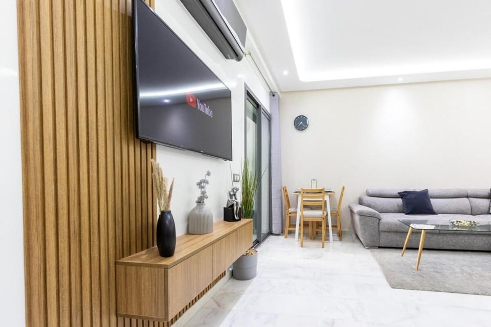 Communal lounge/ TV room, TV and multimedia, Living room, Seating area, Evening entertainment