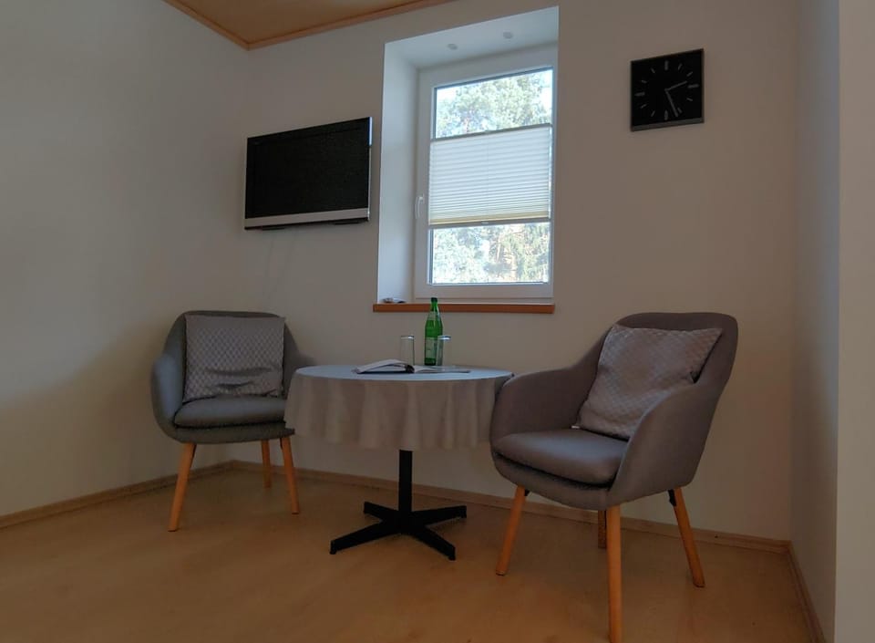 Communal lounge/ TV room, TV and multimedia, Living room, Seating area