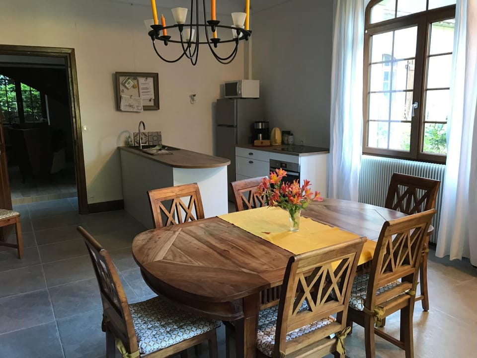 Kitchen or kitchenette, Dining area