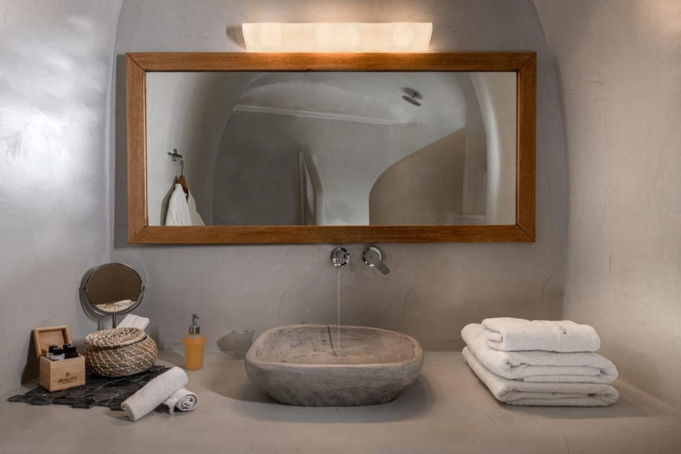 Adamant Suites Hotel in Thera