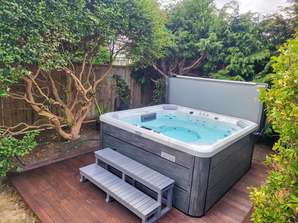 Garden, Hot Tub