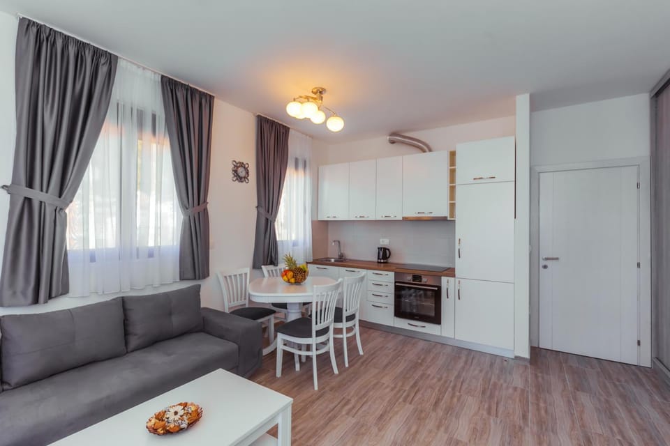 Kitchen or kitchenette, Living room, Seating area, Dining area, pet friendly, stove