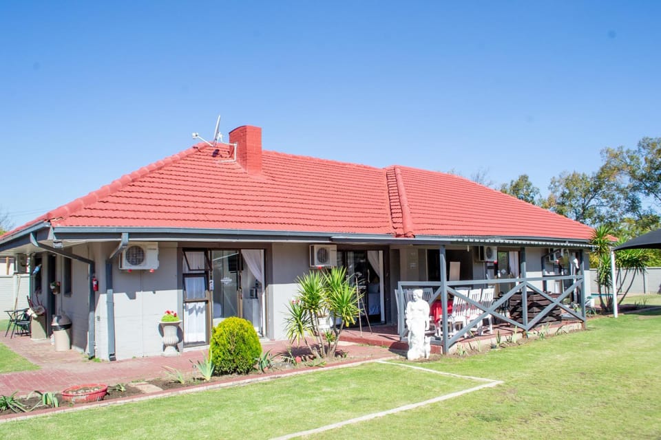 Sinesan Guesthouse Bed and Breakfast in Gauteng