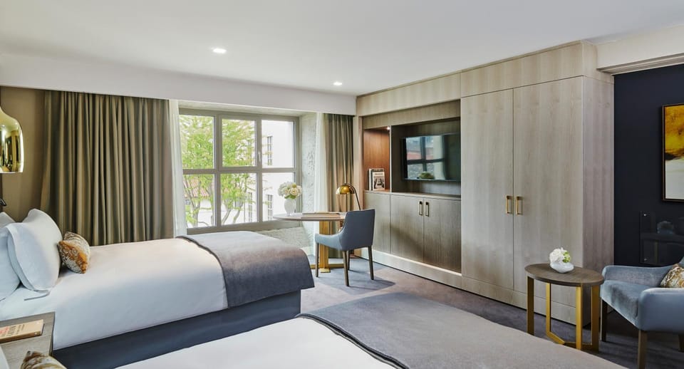 Bed, Day, Coffee/tea facilities, Photo of the whole room, Bedroom, City view, Garden view, Inner courtyard view