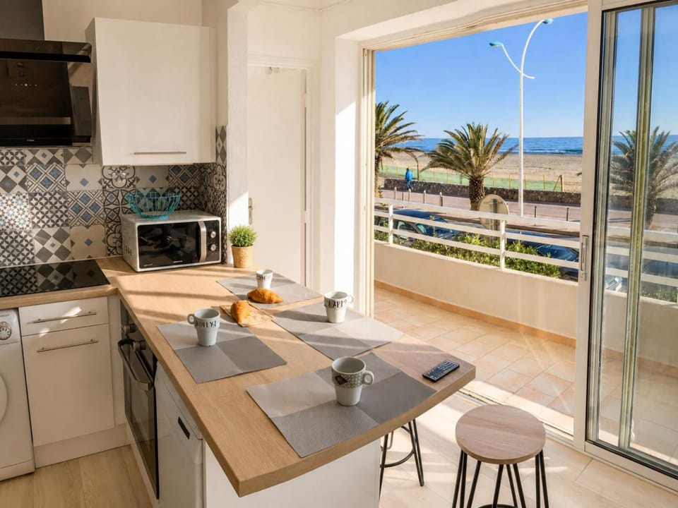 "PLAGE" Splendide Vue Mer depuis la chambre et le salon cuisine, 20m de la plage! Apartment in Canet-en-Roussillon