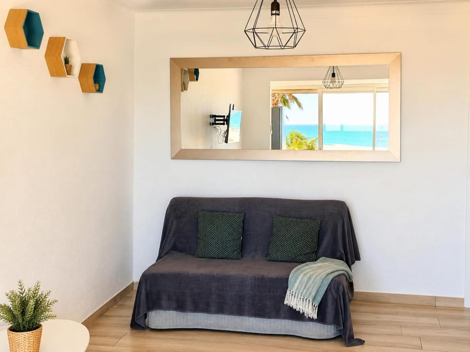 "PLAGE" Splendide Vue Mer depuis la chambre et le salon cuisine, 20m de la plage! Apartment in Canet-en-Roussillon