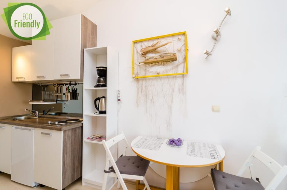 Kitchen or kitchenette, Dining area, stove