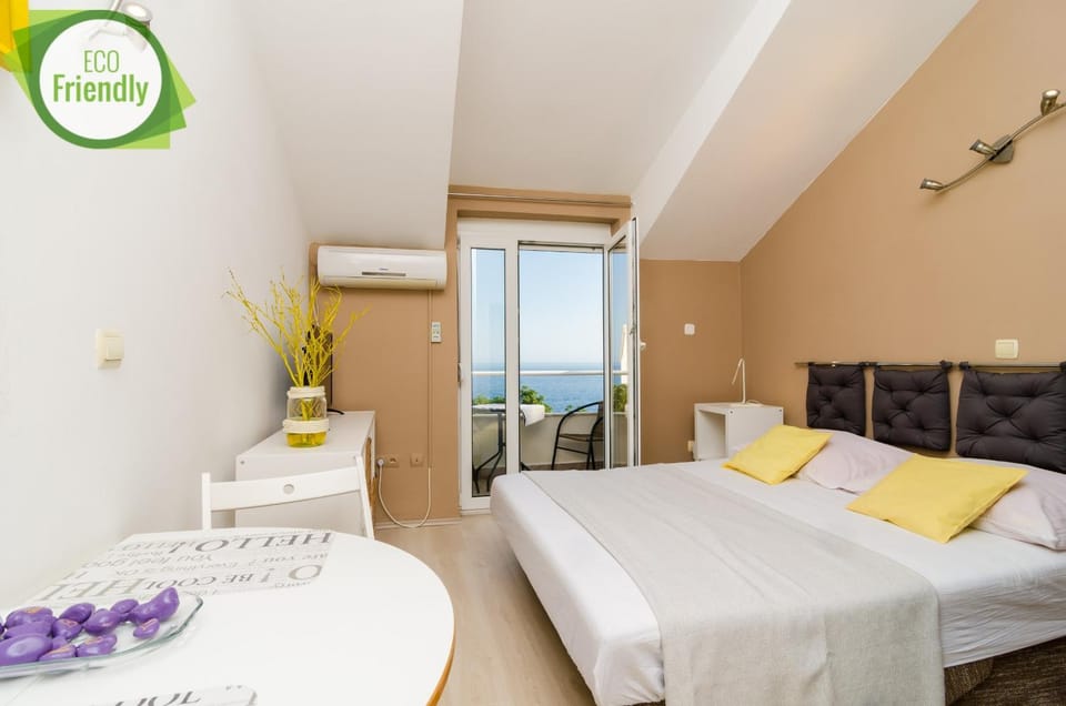 Bed, Seating area, Sea view, internet, air conditioner
