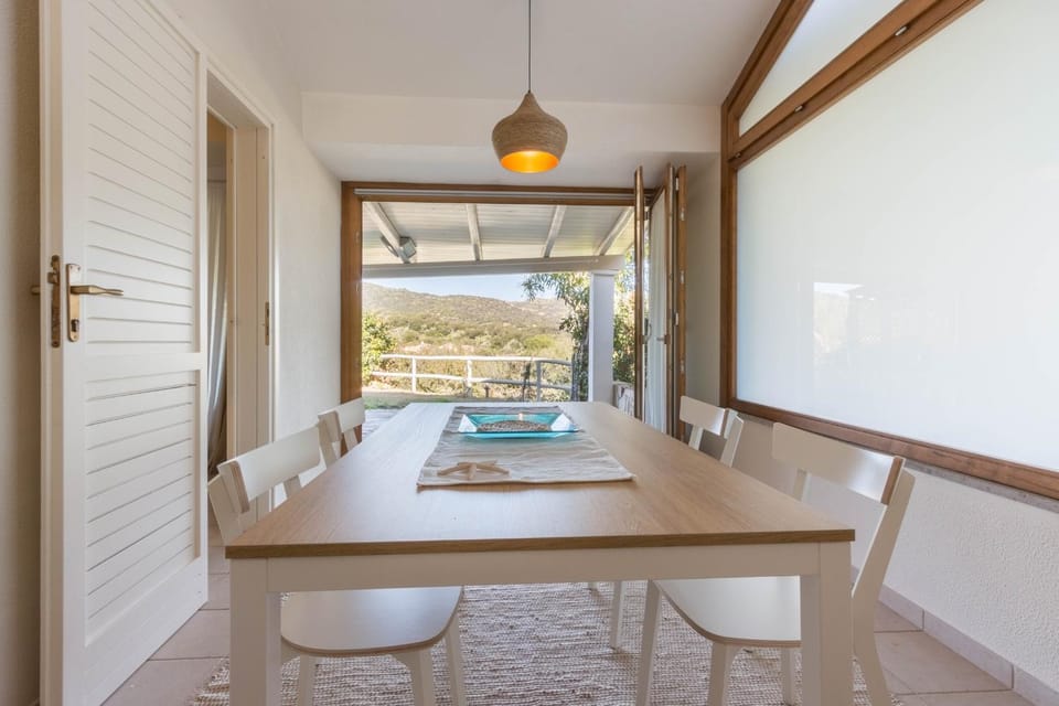 Photo of the whole room, Dining area