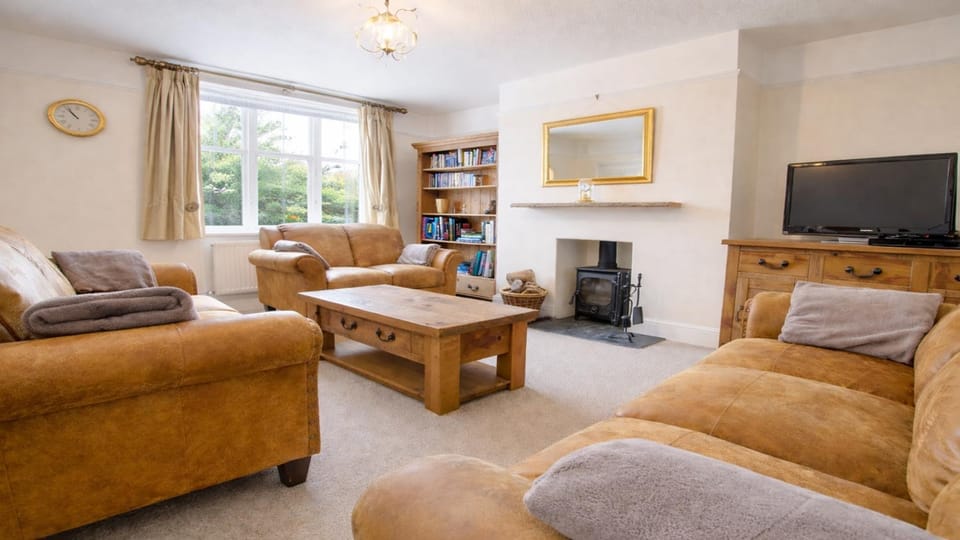 Cloudbreak Braunton, Sleeps 8 - Hot Tub hire - Dog Friendly House in Braunton