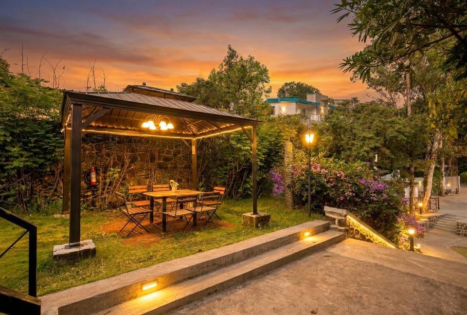 Property building, Patio, Spring, Day, Natural landscape, Garden, Dining area, Garden view