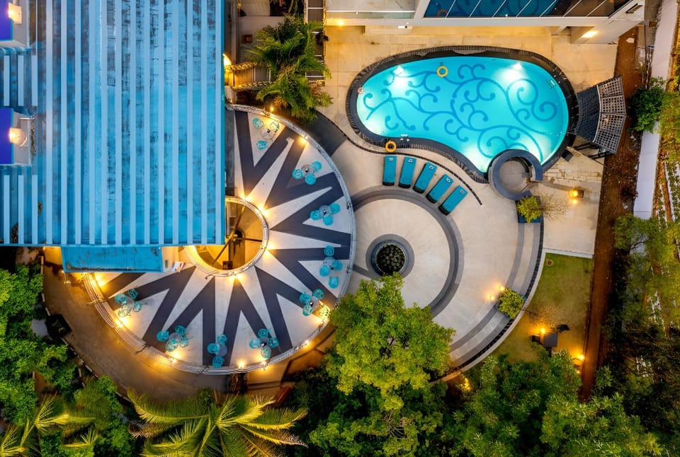 Night, Garden, Garden view, Pool view, Swimming pool, sunbed