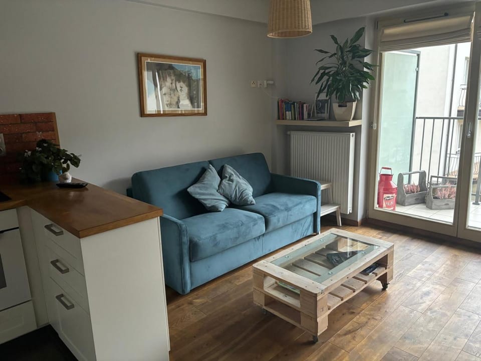 Photo of the whole room, kitchen