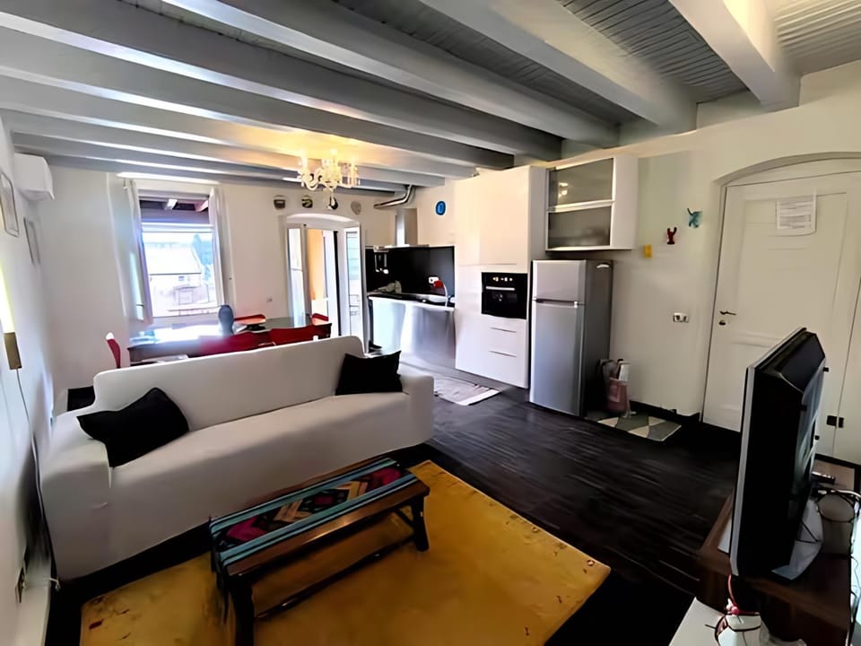 TV and multimedia, Kitchen or kitchenette, Living room, Dining area, stove