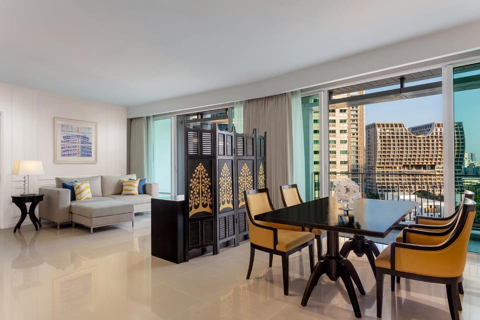 View (from property/room), Living room, Seating area, Dining area, City view