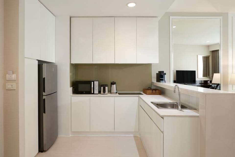 Coffee/tea facilities, Kitchen or kitchenette, Dining area, kitchen