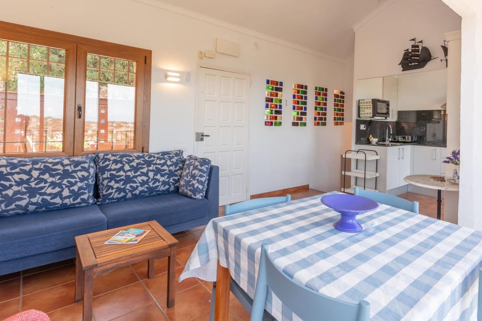 TV and multimedia, Kitchen or kitchenette, Living room, Seating area, Dining area