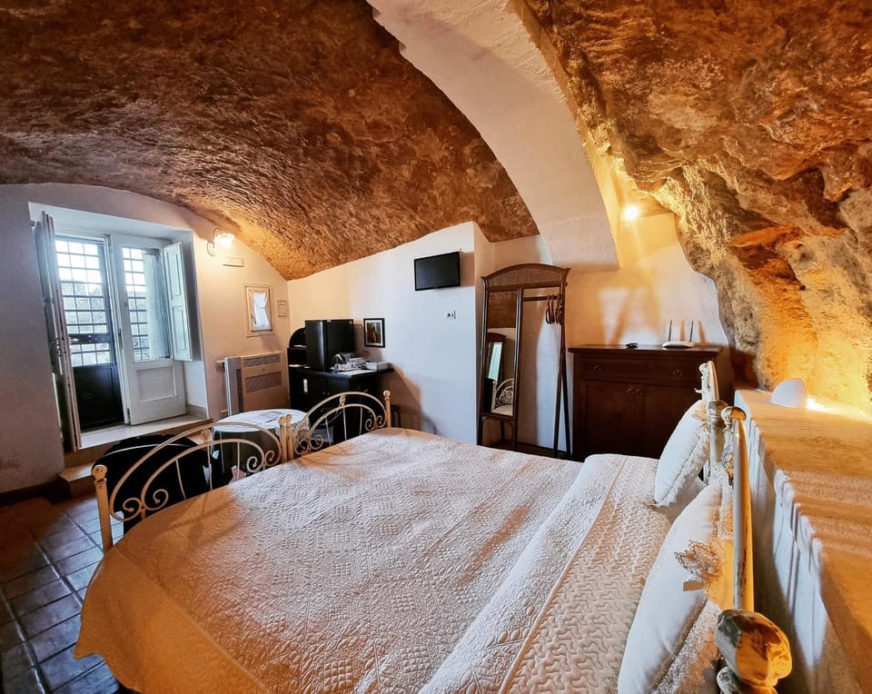Bed, TV and multimedia, Coffee/tea facilities, Photo of the whole room, Bedroom, fireplace, locker
