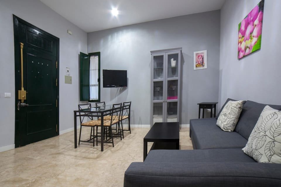 TV and multimedia, Living room, Photo of the whole room, Seating area, Dining area