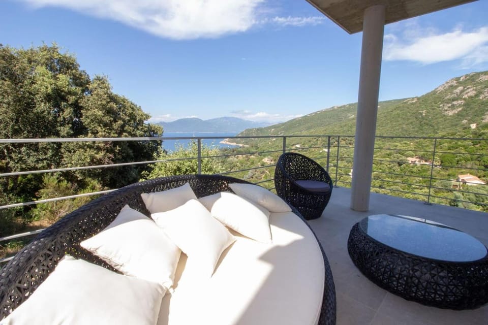 Villa luxe vue mer panoramique 3 suites 6 personnes Campomoro plage Villa in Corsica