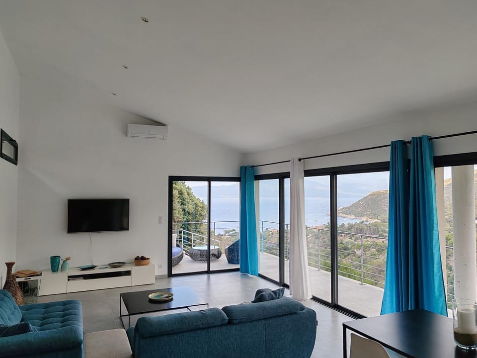 Villa luxe vue mer panoramique 3 suites 6 personnes Campomoro plage Villa in Corsica