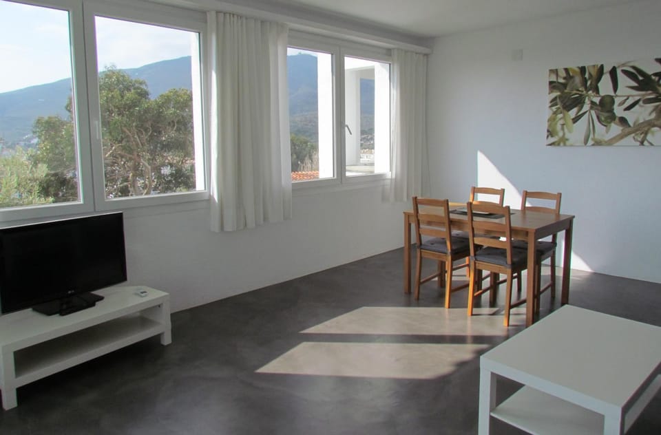 TV and multimedia, Living room, Dining area