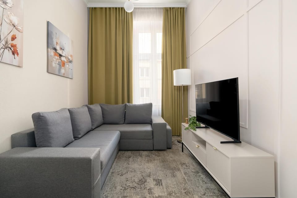 TV and multimedia, Living room, Seating area, Evening entertainment