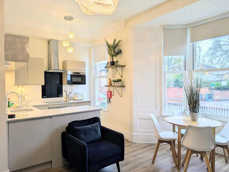 Kitchen or kitchenette, Dining area, oven, stove