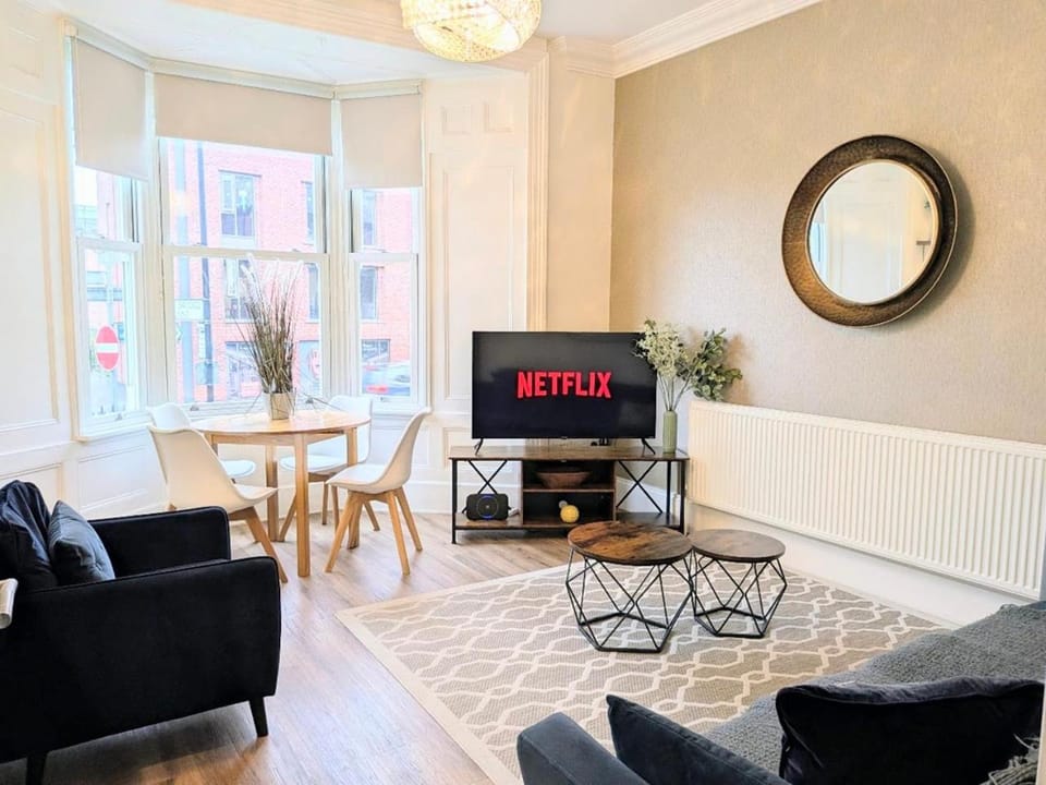 TV and multimedia, Living room, Seating area, Dining area