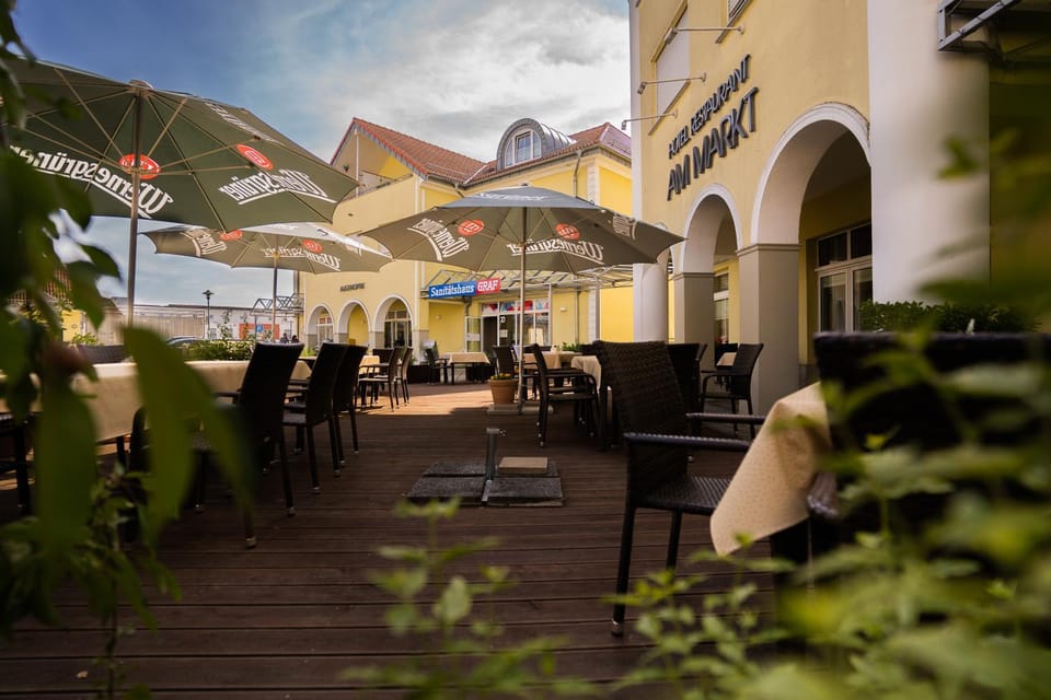 Restaurant/places to eat, Balcony/Terrace