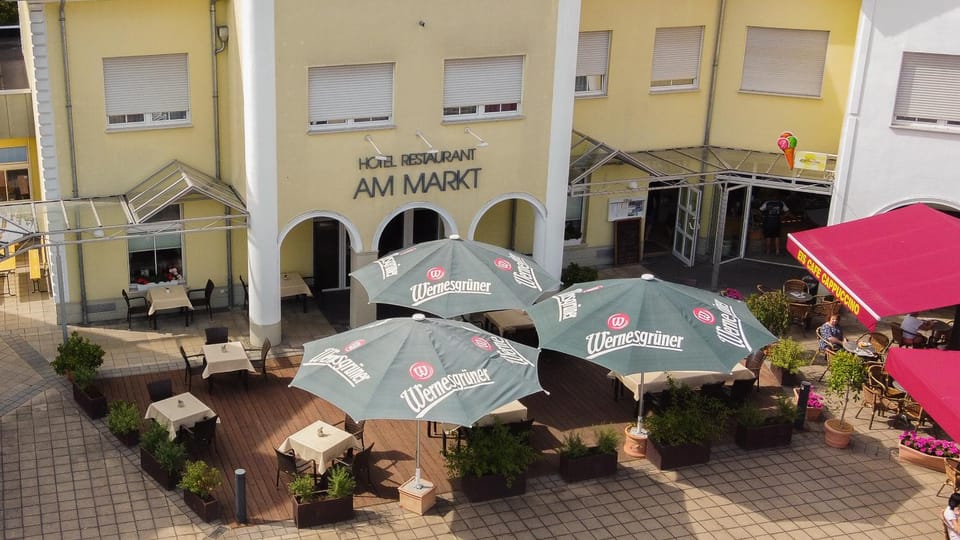 Property building, Restaurant/places to eat, Balcony/Terrace