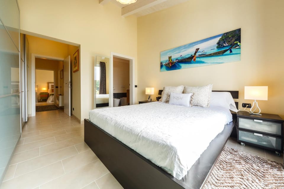 Bed, Day, Bathroom, Photo of the whole room, Bedroom, wardrobe