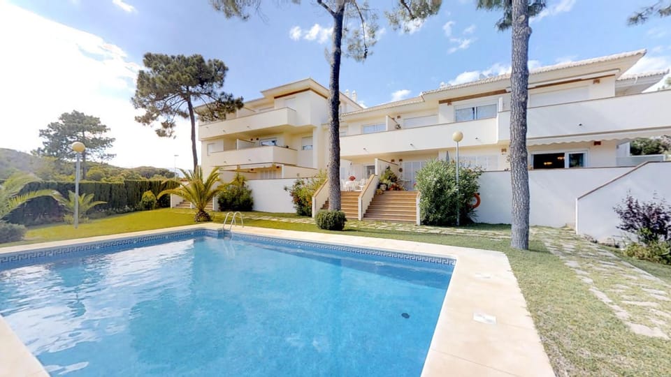 Property building, Garden, Swimming pool, Swimming pool