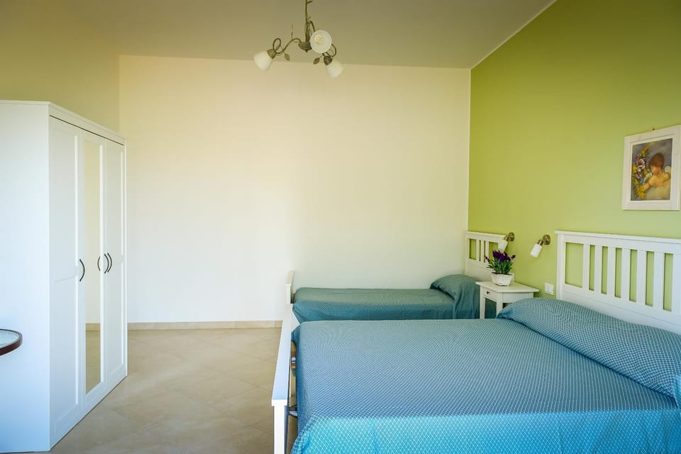 Facade/entrance, Spring, Bed, Day, Night, Winter, Summer, Photo of the whole room, Floor plan, Autumn, On site, Garden view, Seasons, Time of day, Sunrise, Sunset, Family
