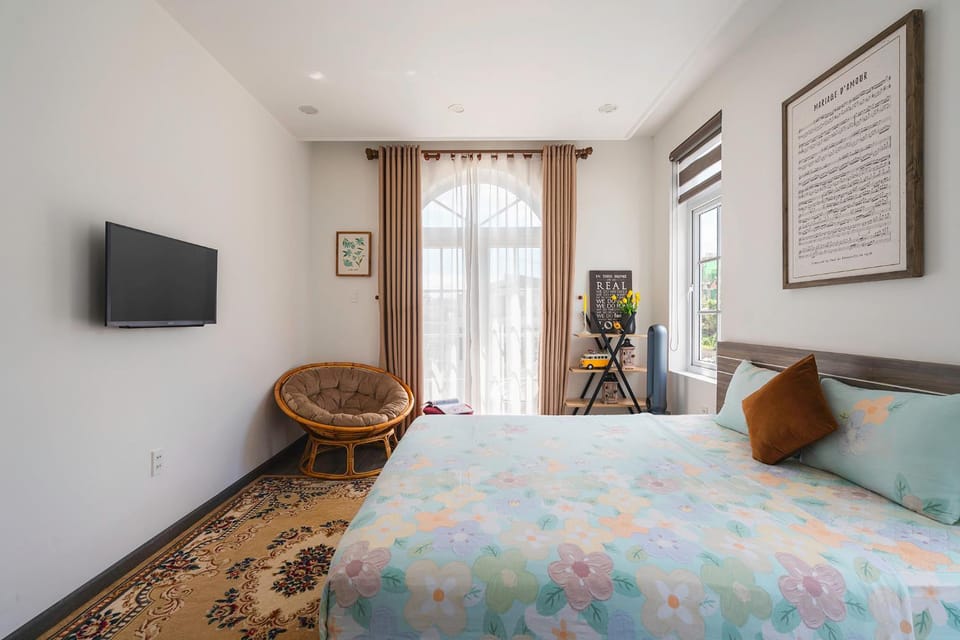 Bed, TV and multimedia, Photo of the whole room, Bedroom