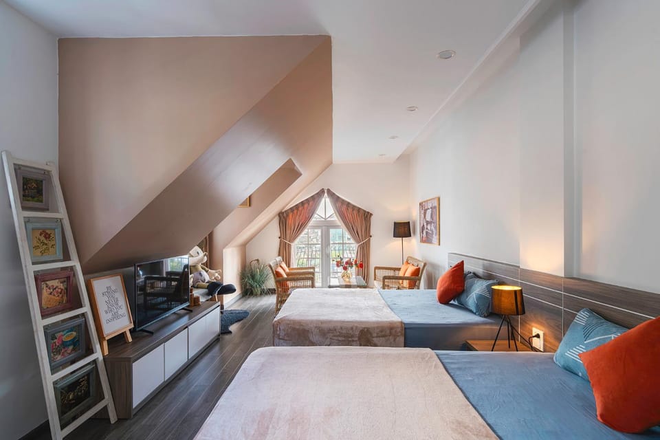 Bed, TV and multimedia, Living room, Photo of the whole room, Seating area, Bedroom